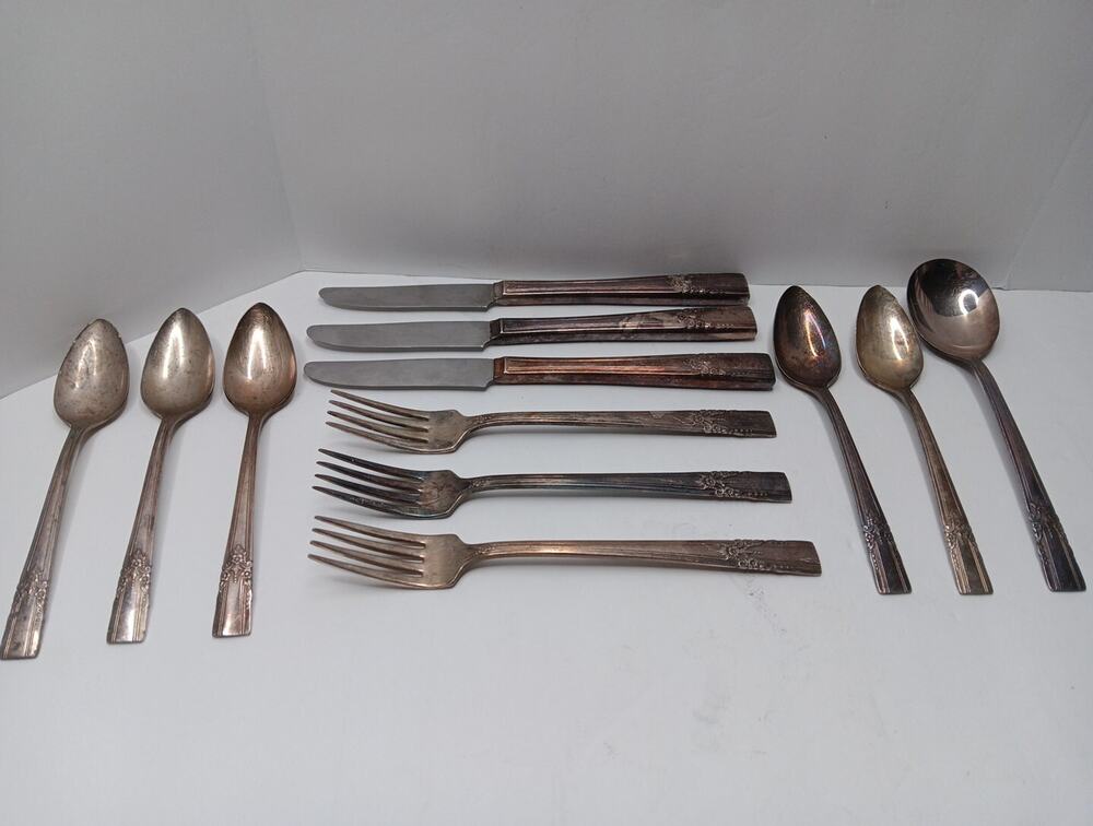 WM. A. Rogers Oneida LTD Artistic Pattern 1940 Partial Set
